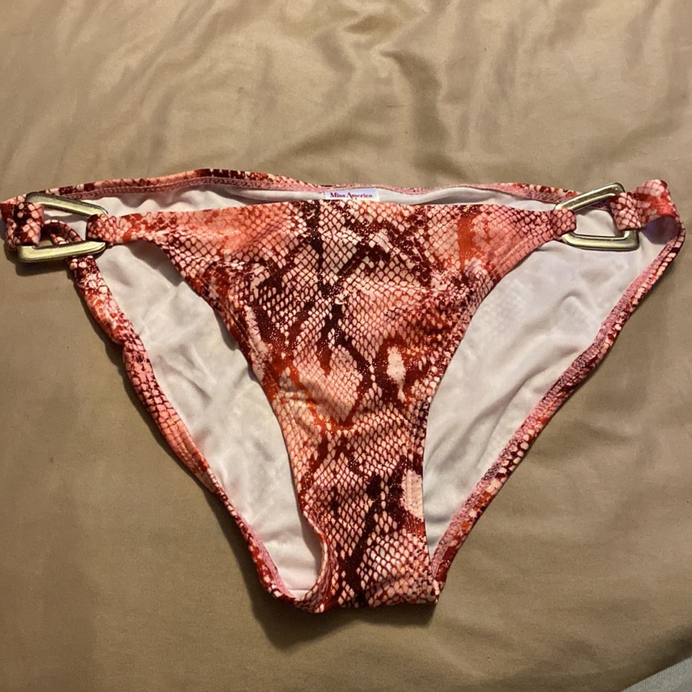Cute bikini! - Picture 4 of 7